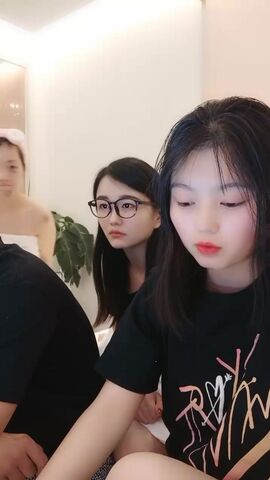 幸福老哥双飞新来00后眼镜妹子童颜大奶轮着操