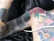 满身纹身小姐姐 居家和精神小男友操逼 抓起大屌吸吮 第一视角后入美臀