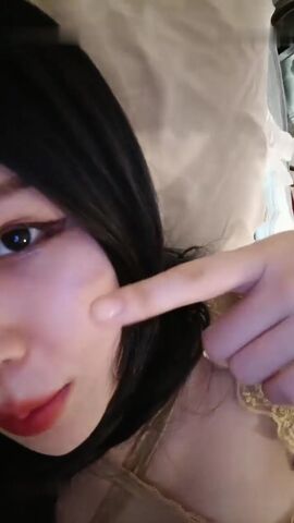 烈焰红唇网红小姐姐 躺在床上寂寞秀一段 撩起裙子掰穴 从下往上视角