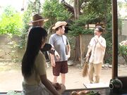厌倦都市逃到乡下的美少女被村里大叔们宠爱洗脑并被玩弄1