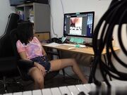 我的乱伦家庭继兄抓妹妹自慰的时候闯入和她激烈操逼