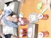 1男3女酒店玩猜拳游戏 女孩嫌弃太磨叽 说直接奔主题开操我们吧