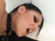 在街上看到的那些女孩之一把她带回家中随意玩弄