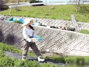 大奶农夫的性福田园生活就地取材和大鸡巴一起插穴