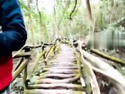 户外爬山被男子強迫做羞恥的事情爆乳妹穿着瑜伽褲爬山被強制猥褻得逞