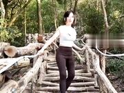 户外爬山被男子強迫做羞恥的事情爆乳妹穿着瑜伽褲爬山被強制猥褻得逞