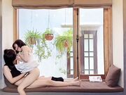 露脸嫩萝莉窗台打炮主动舔鸡巴抱起深插白浆被操出顺着腿流下来
