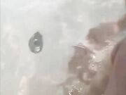 善良的小嫂子 乱伦新作和嫂子鸳鸯浴被操喷被路人看见好像拍照了