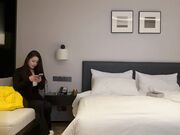 两个风格完全不同的第一个女孩刚下水什么都不会非常稚嫩下面都被我干撕裂了