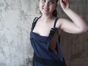 她美丽的乳房暴露出来 使她免于被解雇 暨在亚历克斯的脸上