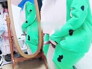 双马尾学生 汉服装和青蛙做爱 肉丝足交 超嫩一线天被哥哥大肉棒强硬爆操
