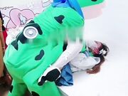 双马尾学生 汉服装和青蛙做爱 肉丝足交 超嫩一线天被哥哥大肉棒强硬爆操