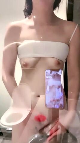 七彩女神空姐西西 超级骚货真实空姐赚外快这么小的鸡巴也吃下去了