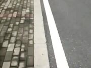 杭州男厕刺激挑战寒冷的户外带闺蜜俩到公共厕所3P打野