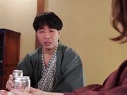 出差途中与绝色后辈共处温泉旅馆1