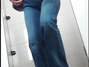 大家都排着队来上厕所