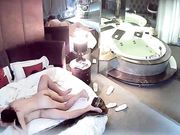 偷拍健壮男和美女洗完鸳鸯浴激情啪啪