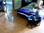 破解网络摄像头偷拍小伙晨运完回家和正在床上睡觉的媳妇来一炮