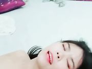 中年男约炮越南肤白妹子啪啪大秀 骑乘后入多种姿势换着猛操抱起来干