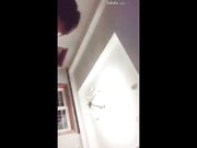 性感美少婦 弄壞酒店蓬頭 聯係水電工來修理 然後故意讓浴巾脫落 勾引水電工